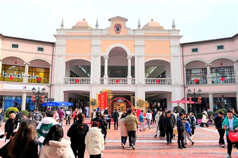 Luxury Brands Discounted at Florentia Village Chengdu